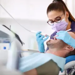 Dentysta na NFZ: Co obejmuje i jak uniknąć ukrytych kosztów?