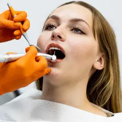 Znieczulenie u dentysty bez bólu? Nowoczesne metody i Twój komfort.