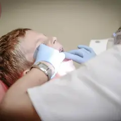 Jak zapisać się do dentysty na NFZ? Uniknij kolejek i opłat!
