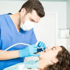 Zarobki dentystów w Polsce: Ile naprawdę zarabia stomatolog?