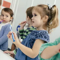Dzieci myją zęby w szkole. Czy fluoryzacja w szkole tak czy nie? Dbają o uśmiechy.