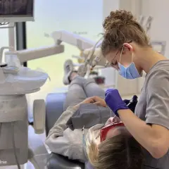 Czy dentysta to lekarz? Prawne wyjaśnienie statusu i uprawnień