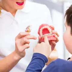 Jak wygląda aparat na zęby dla dziecka? Typy, koszty, personalizacja