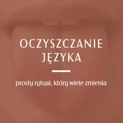 Oczyszczanie języka: prosty rytuał, który wiele zmienia. Widok zbliżenia na język z napisem.