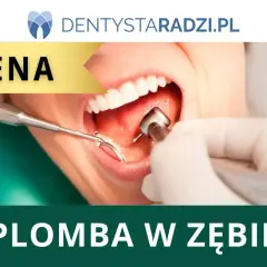 Dentysta wykonuje wypełnienie zęba. Na ekranie widnieje napis "CENA" i "PLOMBA W ZĘBIE".