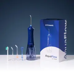 Zestaw do higieny jamy ustnej: niebieski irygator Smilesonic AquaFlow z kilkoma końcówkami i pudełkiem. Jaka woda do irygatora? Czysta woda lub płyn do płukania.