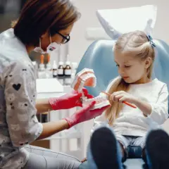 Jak uspokoić dziecko przed dentystą? Sprawdzone metody dla rodziców