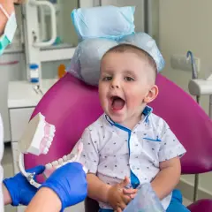 Kiedy pierwsza wizyta u dentysty? Poradnik dla rodziców maluchów