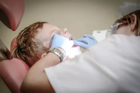 Jak zapisać się do dentysty na NFZ? Uniknij kolejek i opłat!