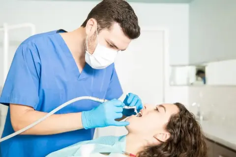 Zarobki dentystów w Polsce: Ile naprawdę zarabia stomatolog?
