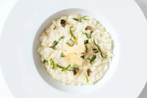 Kremowe risotto z truflami i parmezanem, idealne na białą dietę.