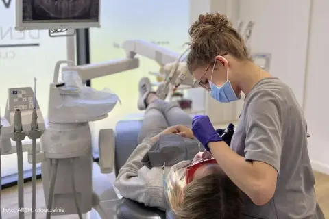 Czy dentysta to lekarz? Prawne wyjaśnienie statusu i uprawnień
