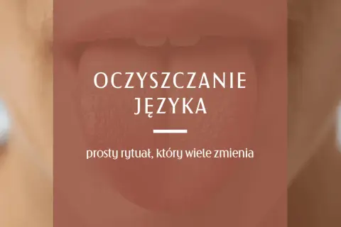 Oczyszczanie języka: prosty rytuał, który wiele zmienia. Widok zbliżenia na język z napisem.