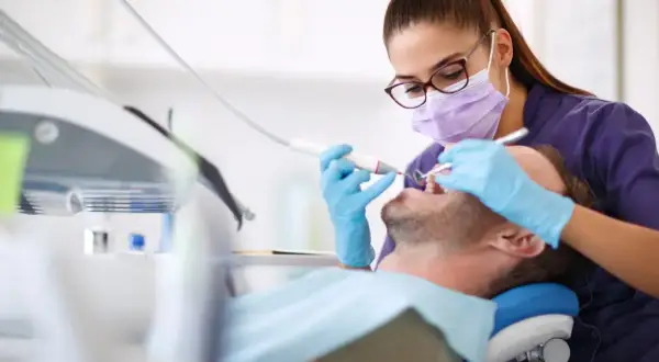 Dentysta na NFZ: Co obejmuje i jak uniknąć ukrytych kosztów?