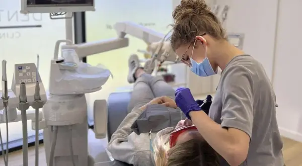 Czy dentysta to lekarz? Prawne wyjaśnienie statusu i uprawnień