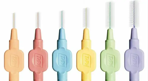 Kolorowe szczoteczki międzyzębowe TePe. Czy szczoteczki międzyzębowe są jednorazowe? Zazwyczaj tak, choć zależy to od modelu i zaleceń producenta.