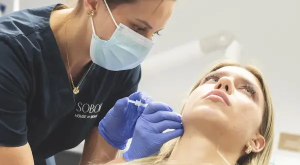 Dentysta w sobotę? Jak znaleźć pilną pomoc i złagodzić ból