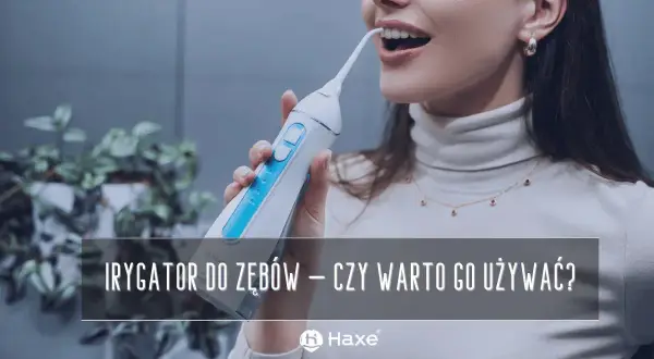 Kobieta używa irygatora do zębów, by dowiedzieć się, co to jest i czy warto go stosować.