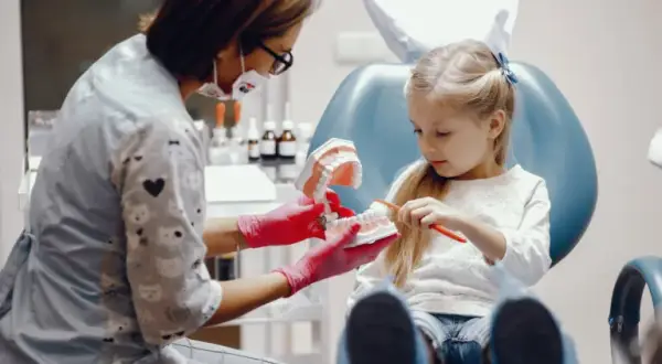 Jak uspokoić dziecko przed dentystą? Sprawdzone metody dla rodziców