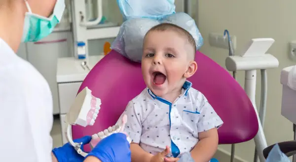 Kiedy pierwsza wizyta u dentysty? Poradnik dla rodziców maluchów