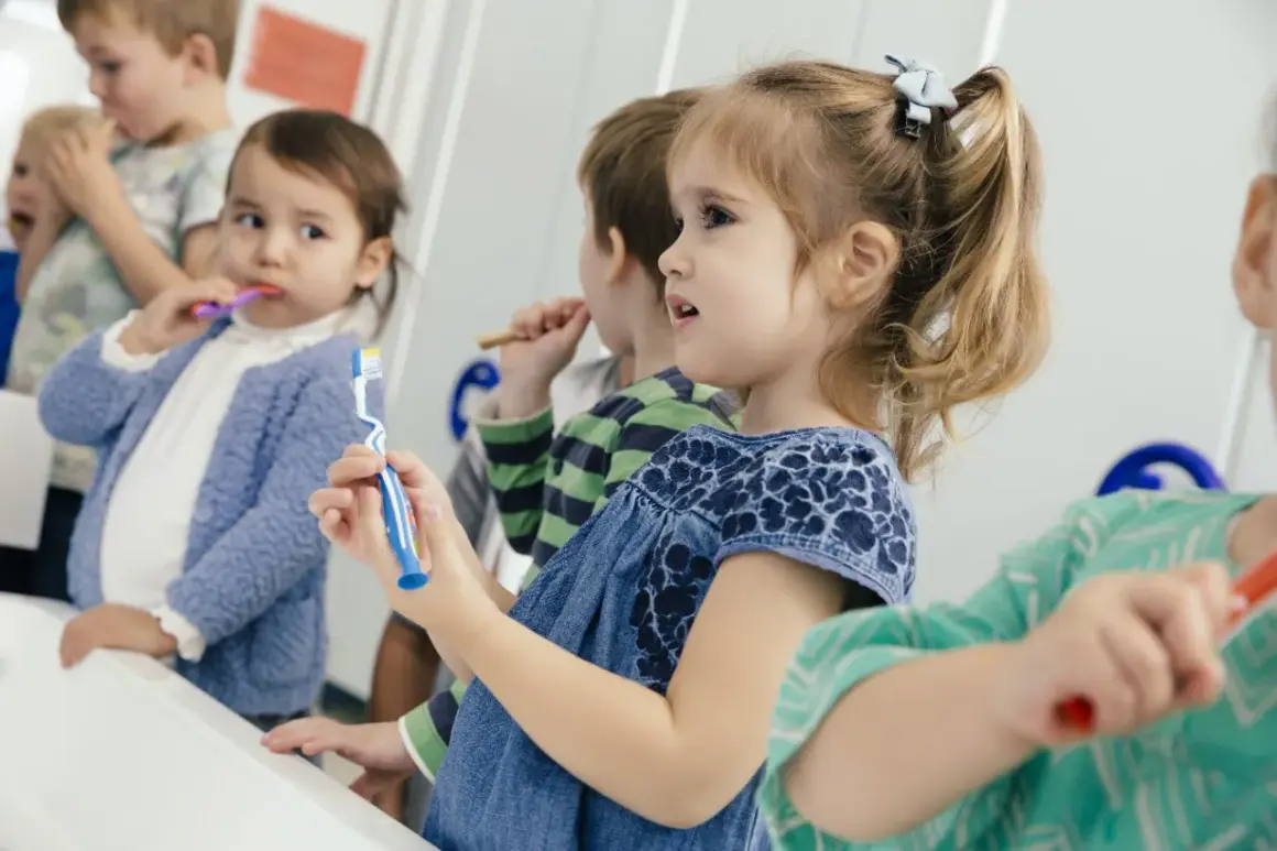Dzieci myją zęby w szkole. Czy fluoryzacja w szkole tak czy nie? Dbają o uśmiechy.