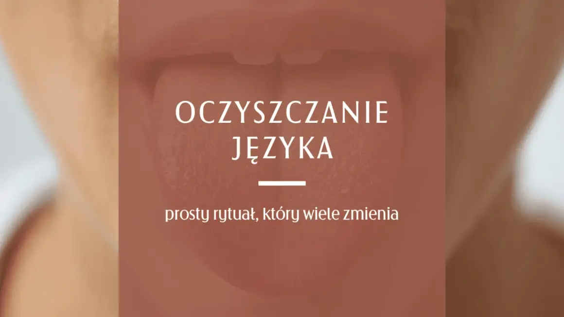 Oczyszczanie języka: prosty rytuał, który wiele zmienia. Widok zbliżenia na język z napisem.