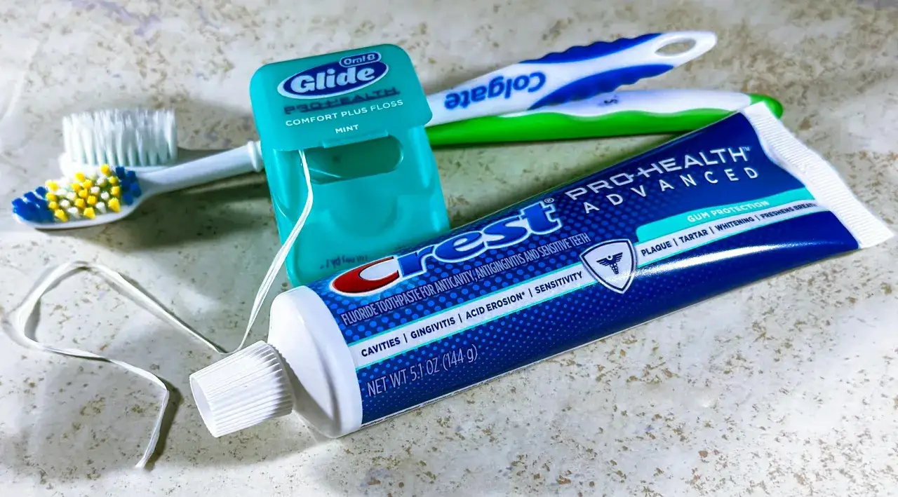 Szczoteczka, nić dentystyczna i pasta Crest Pro-Health Advanced to klucz do tego, jak zapobiec próchnicy.