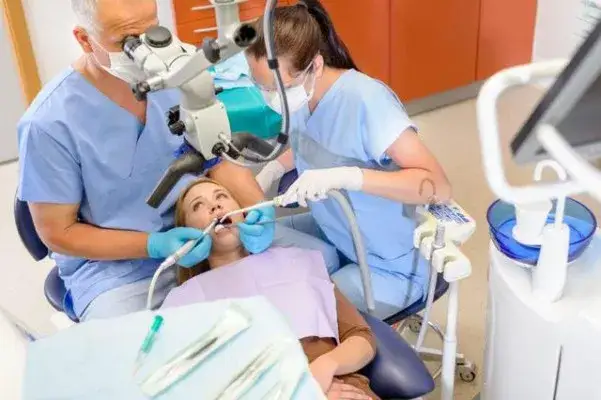 dentysta w pracy, gabinet stomatologiczny