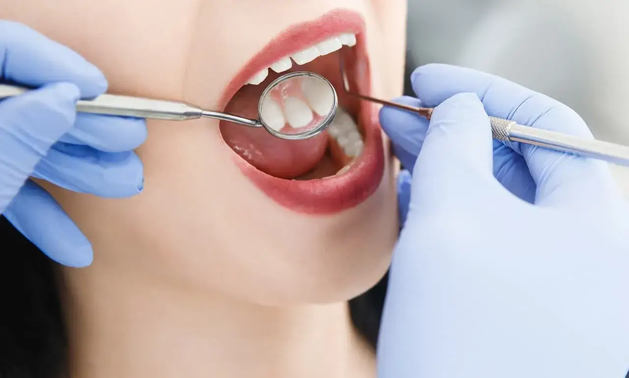 dentysta NFZ vs prywatny, różnice w obowiązkach