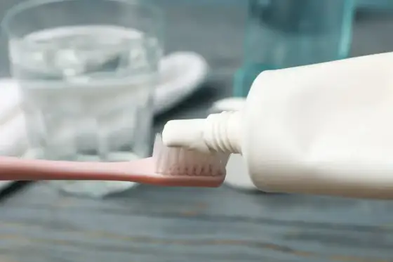 Przeterminowana pasta do zębów - kiedy można jej jeszcze użyć?