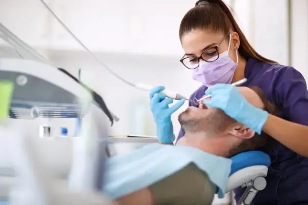 Dentysta na NFZ: Co obejmuje i jak uniknąć ukrytych kosztów?