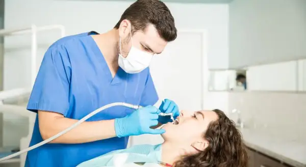 Zarobki dentystów w Polsce: Ile naprawdę zarabia stomatolog?