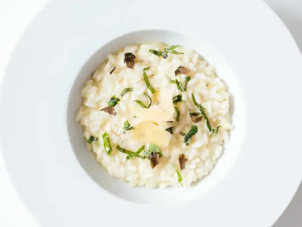 Kremowe risotto z truflami i parmezanem, idealne na białą dietę.