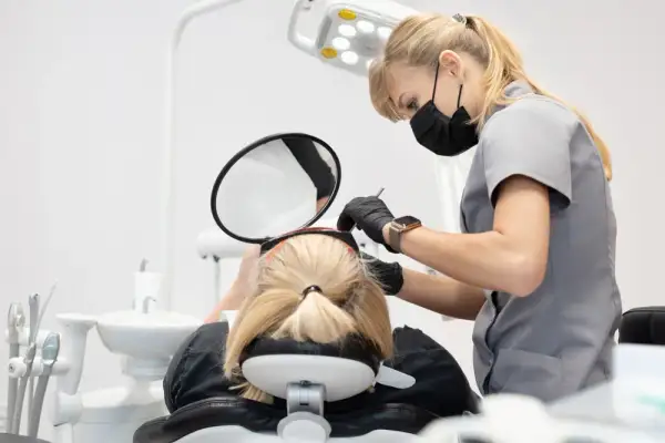 Drętwienie po dentyście: Ile potrwa i jak przyspieszyć powrót czucia?