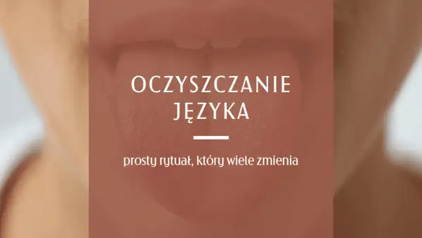 Oczyszczanie języka: prosty rytuał, który wiele zmienia. Widok zbliżenia na język z napisem.