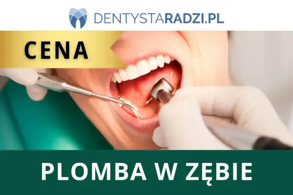 Dentysta wykonuje wypełnienie zęba. Na ekranie widnieje napis "CENA" i "PLOMBA W ZĘBIE".