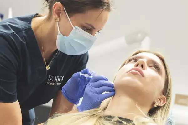 Dentysta w sobotę? Jak znaleźć pilną pomoc i złagodzić ból