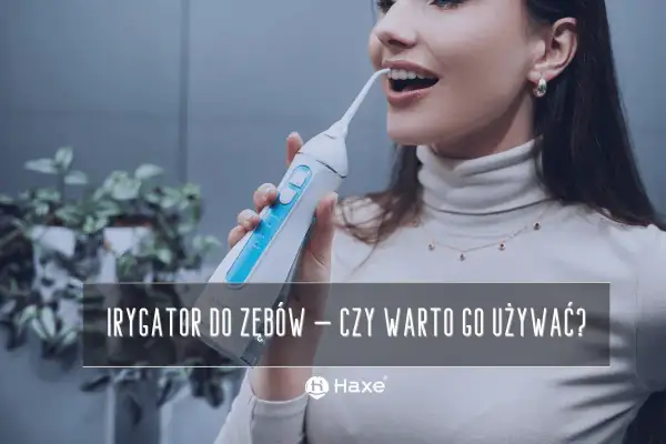 Kobieta używa irygatora do zębów, by dowiedzieć się, co to jest i czy warto go stosować.