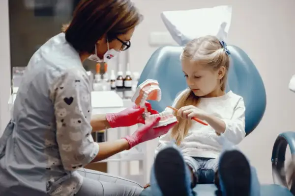 Jak uspokoić dziecko przed dentystą? Sprawdzone metody dla rodziców