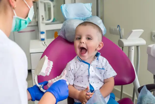 Kiedy pierwsza wizyta u dentysty? Poradnik dla rodziców maluchów